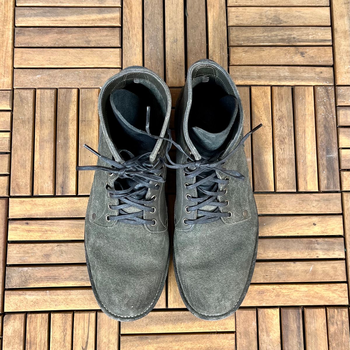 Photo by DesperadoUnderTheEaves on February 3, 2026 of the NF Bootmaker Belmont Boot in Horween Ink Essex & Horween Tumbled Black Latigo & Horween Reverse Ink Essex & Horween Reverse Tumbled Black Latigo.