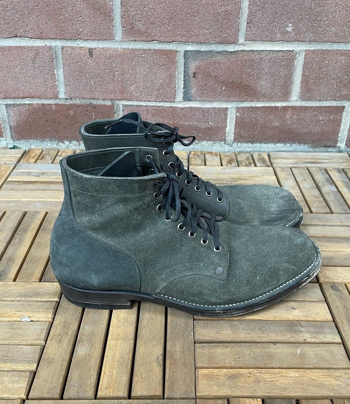 Photo by DesperadoUnderTheEaves on March 6, 2026 of the NF Bootmaker Belmont Boot in Horween Ink Essex & Horween Tumbled Black Latigo & Horween Reverse Ink Essex & Horween Reverse Tumbled Black Latigo.