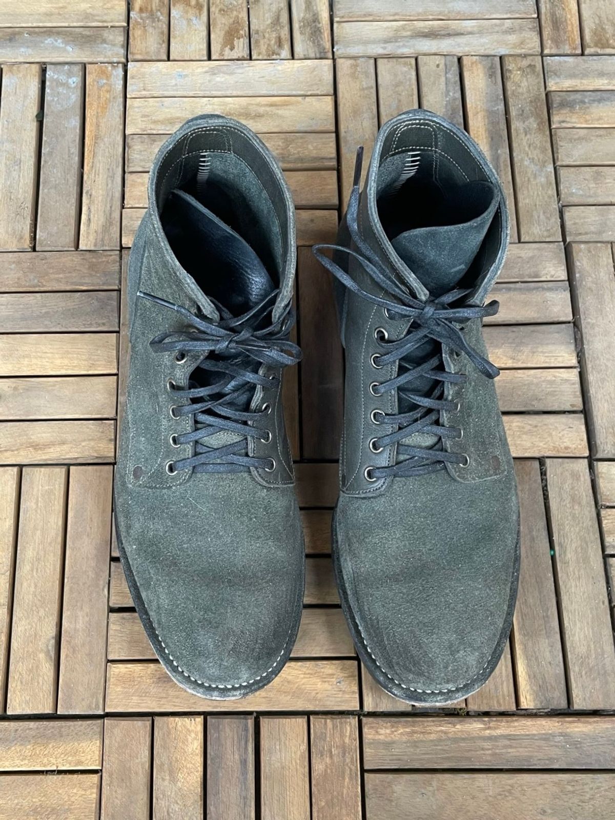 Photo by DesperadoUnderTheEaves on March 6, 2026 of the NF Bootmaker Belmont Boot in Horween Ink Essex & Horween Tumbled Black Latigo & Horween Reverse Ink Essex & Horween Reverse Tumbled Black Latigo.