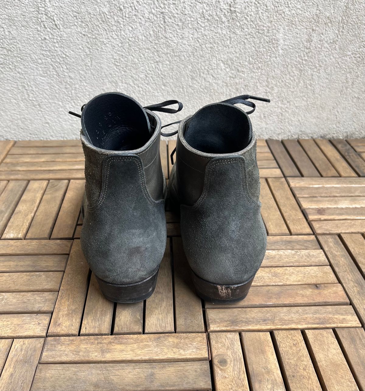 Photo by DesperadoUnderTheEaves on April 5, 2026 of the NF Bootmaker Belmont Boot in Horween Ink Essex & Horween Tumbled Black Latigo & Horween Reverse Ink Essex & Horween Reverse Tumbled Black Latigo.