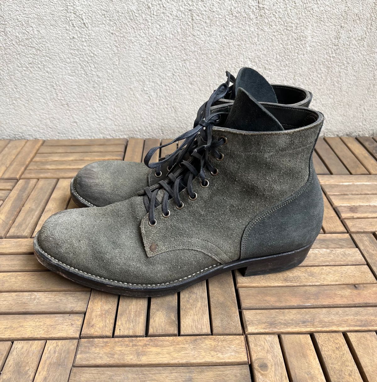 Photo by DesperadoUnderTheEaves on April 5, 2026 of the NF Bootmaker Belmont Boot in Horween Ink Essex & Horween Tumbled Black Latigo & Horween Reverse Ink Essex & Horween Reverse Tumbled Black Latigo.