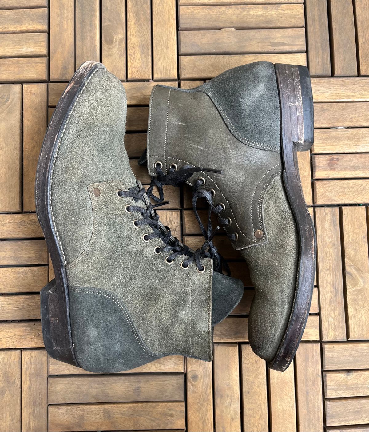Photo by DesperadoUnderTheEaves on April 5, 2026 of the NF Bootmaker Belmont Boot in Horween Ink Essex & Horween Tumbled Black Latigo & Horween Reverse Ink Essex & Horween Reverse Tumbled Black Latigo.