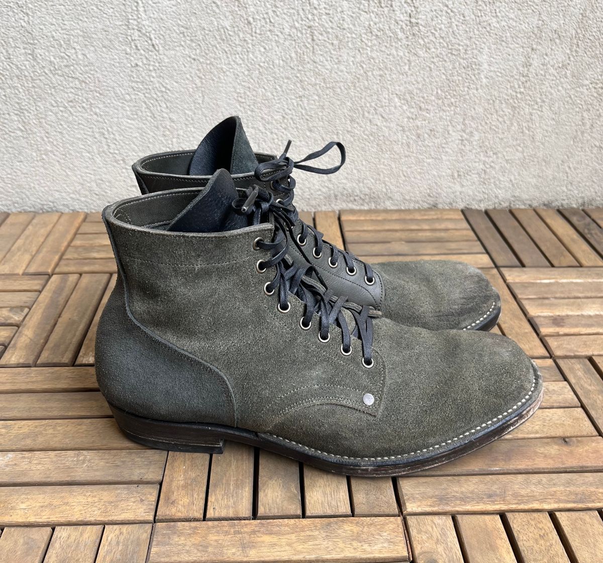 Photo by DesperadoUnderTheEaves on April 5, 2026 of the NF Bootmaker Belmont Boot in Horween Ink Essex & Horween Tumbled Black Latigo & Horween Reverse Ink Essex & Horween Reverse Tumbled Black Latigo.