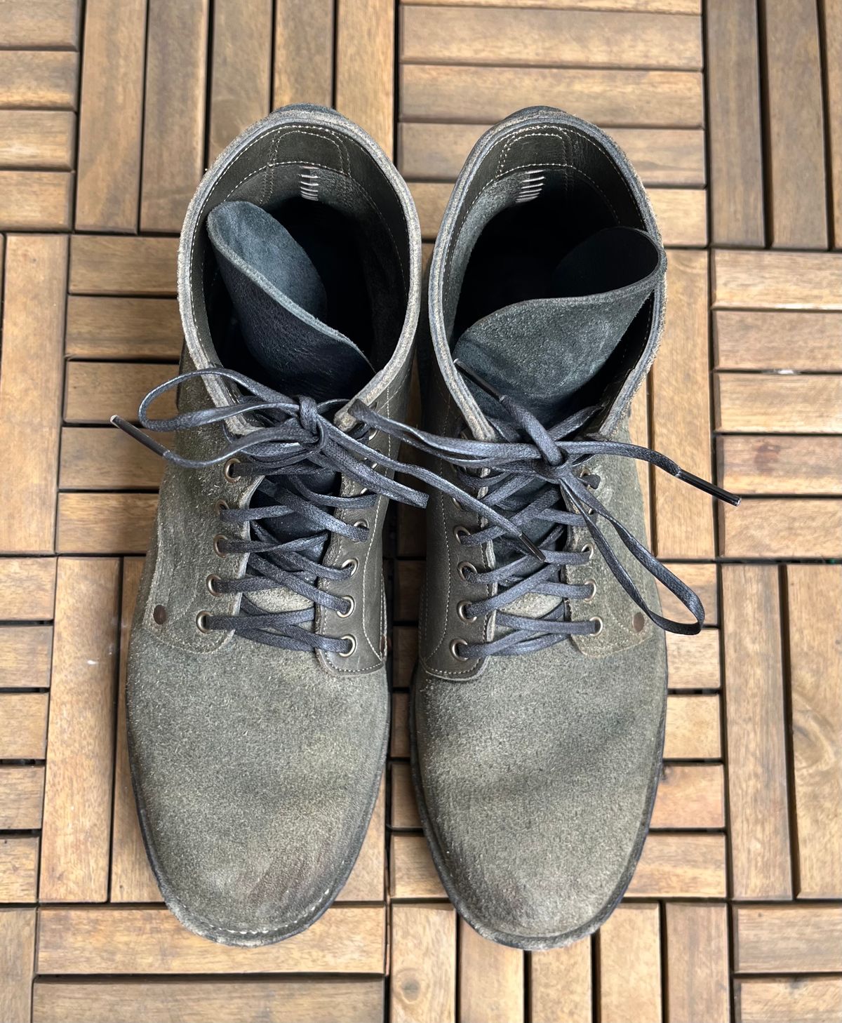 Photo by DesperadoUnderTheEaves on April 5, 2026 of the NF Bootmaker Belmont Boot in Horween Ink Essex & Horween Tumbled Black Latigo & Horween Reverse Ink Essex & Horween Reverse Tumbled Black Latigo.