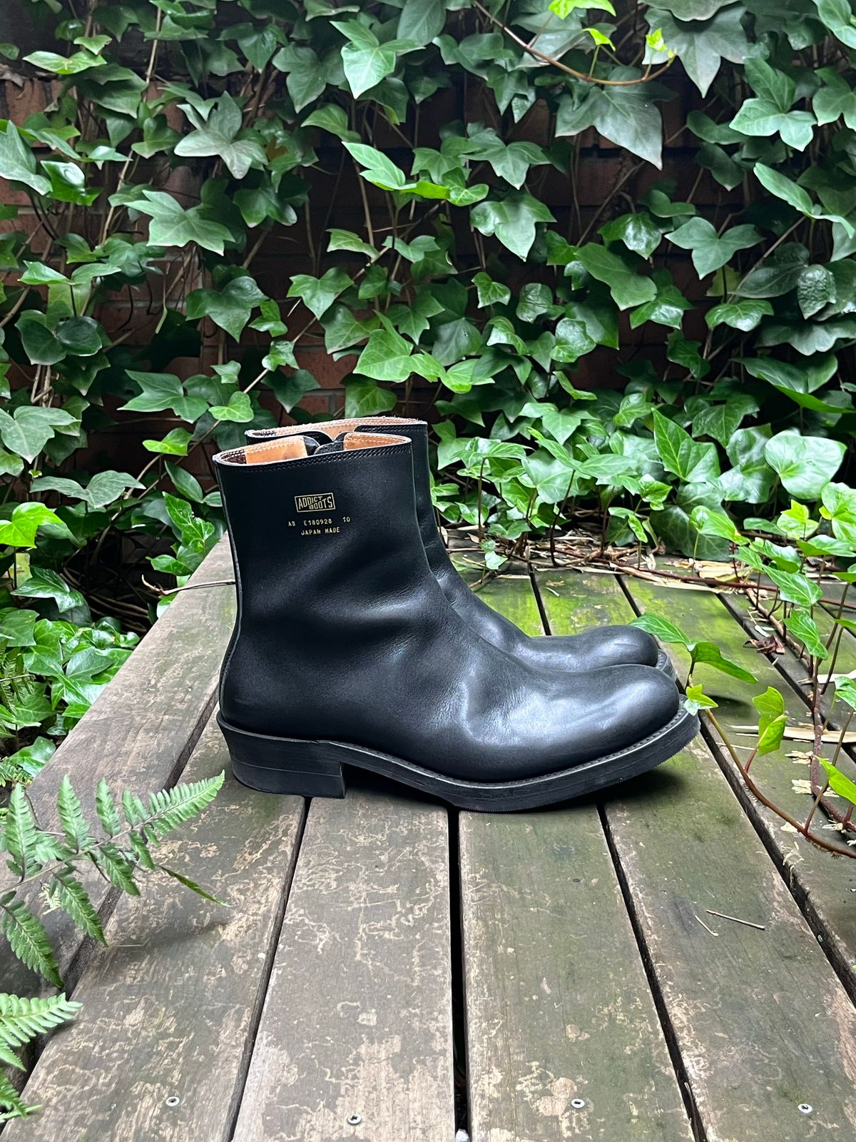 Photo by DesperadoUnderTheEaves on November 6, 2022 of the Addict Boots AB-RDT01 Casper in Black Steerhide.