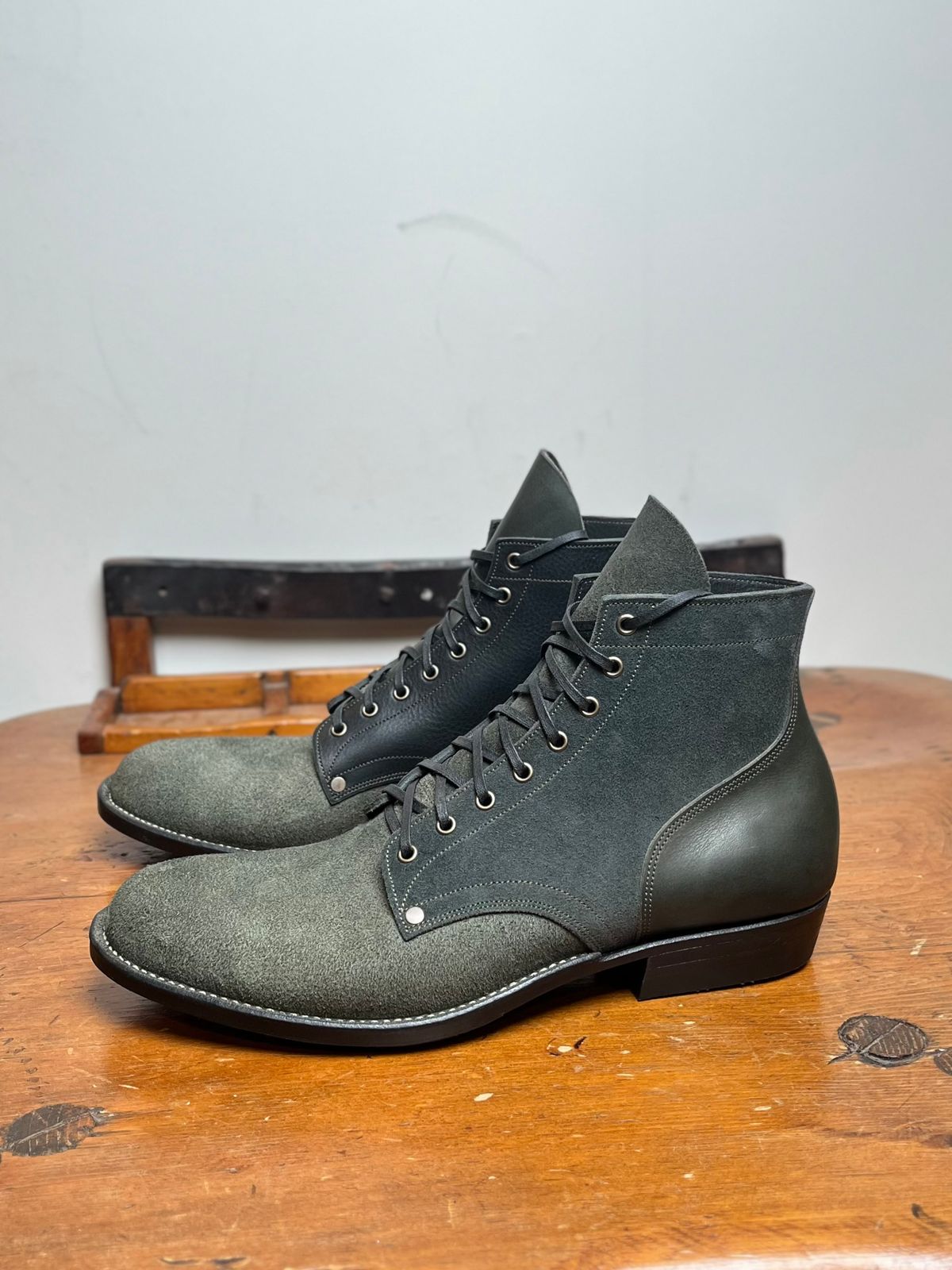 Photo by DesperadoUnderTheEaves on October 3, 2025 of the NF Bootmaker Belmont Boot in Horween Ink Essex & Horween Tumbled Black Latigo.