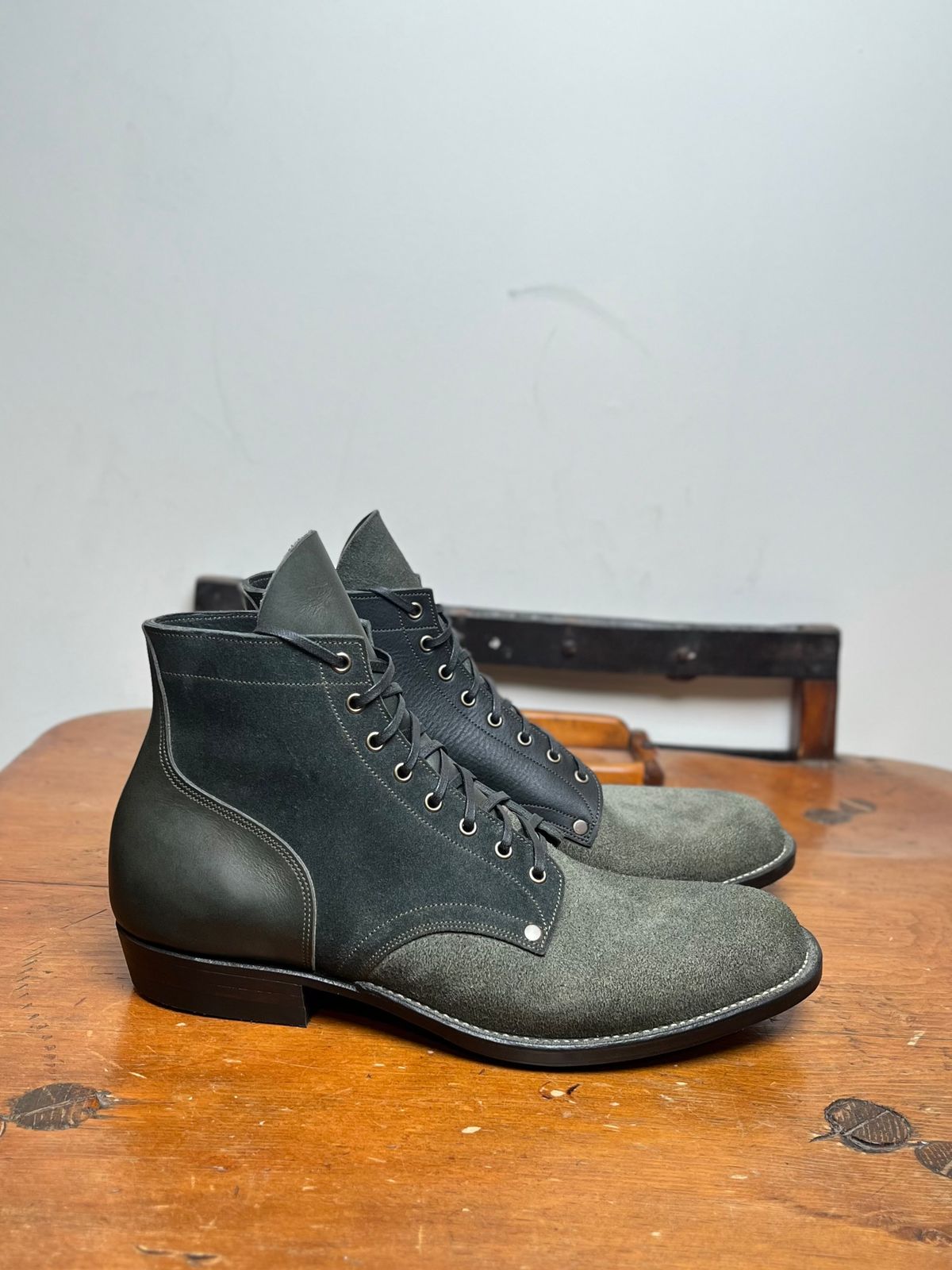 Photo by DesperadoUnderTheEaves on October 3, 2025 of the NF Bootmaker Belmont Boot in Horween Ink Essex & Horween Tumbled Black Latigo.