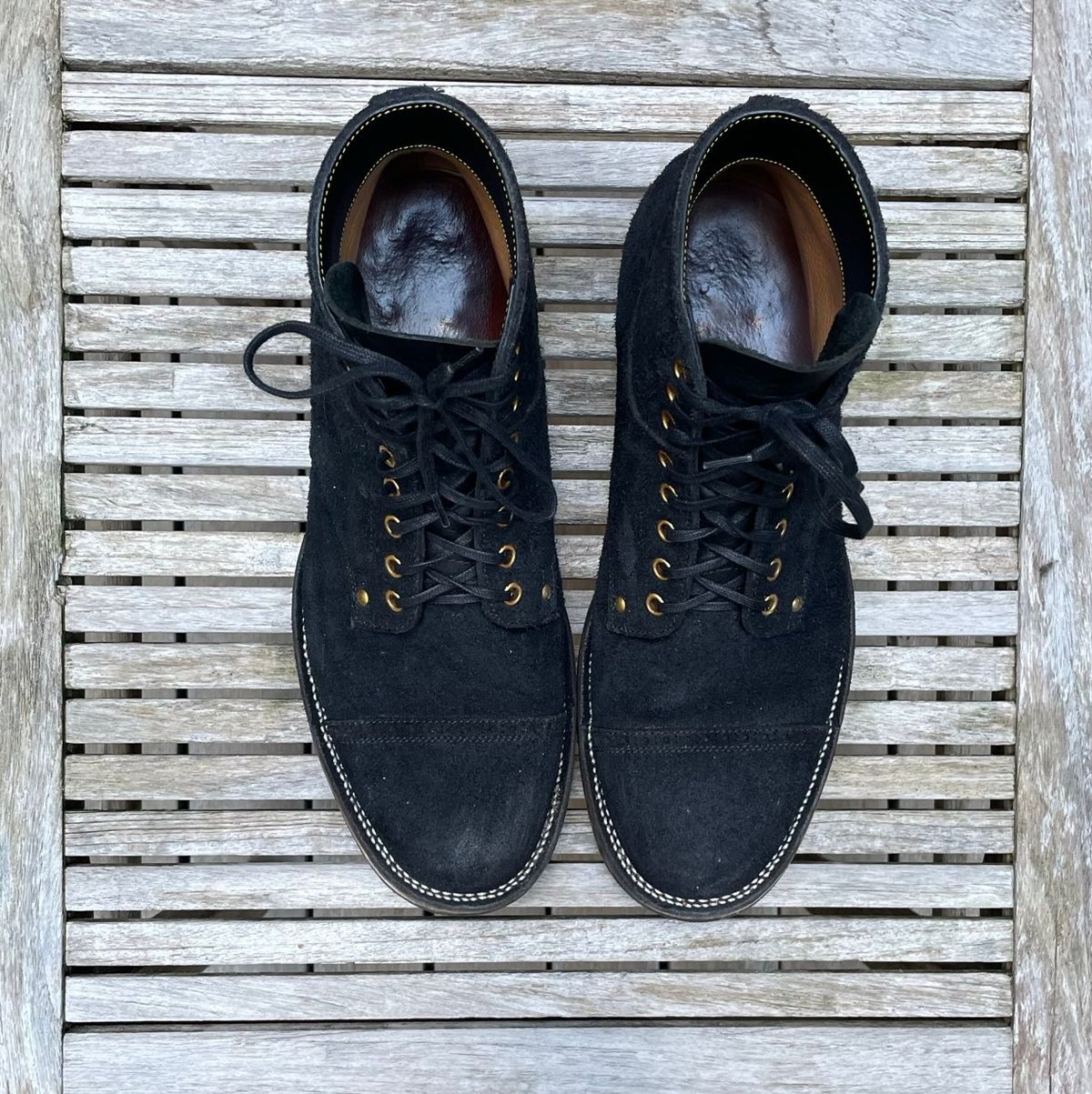 Photo by DesperadoUnderTheEaves on December 4, 2025 of the Iron Boots x Østmo Type 1 in Seidel Black Oil Tan Roughout.