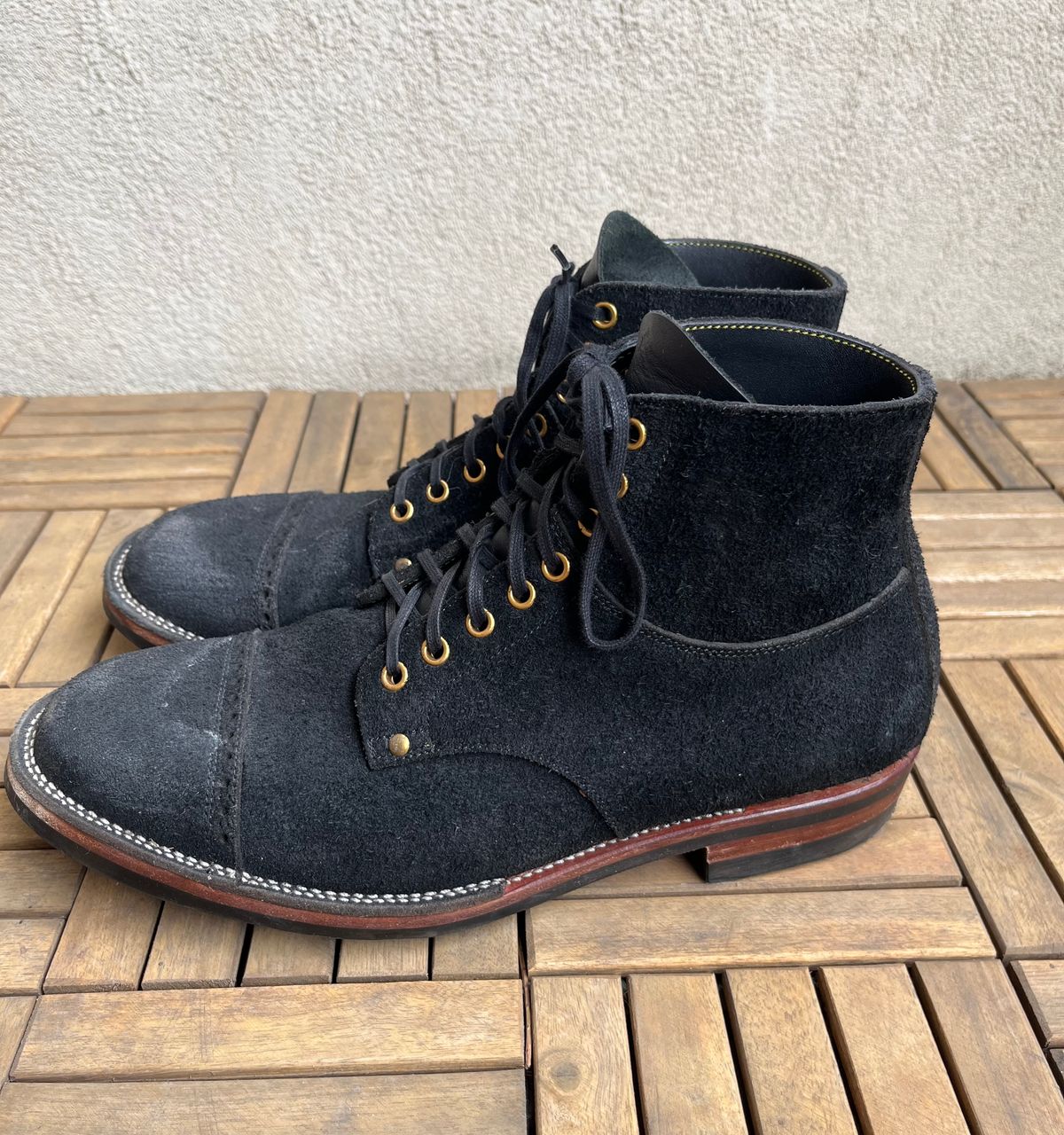 Photo by DesperadoUnderTheEaves on April 5, 2026 of the Iron Boots x Østmo Type 1 in Seidel Black Oil Tan Roughout.