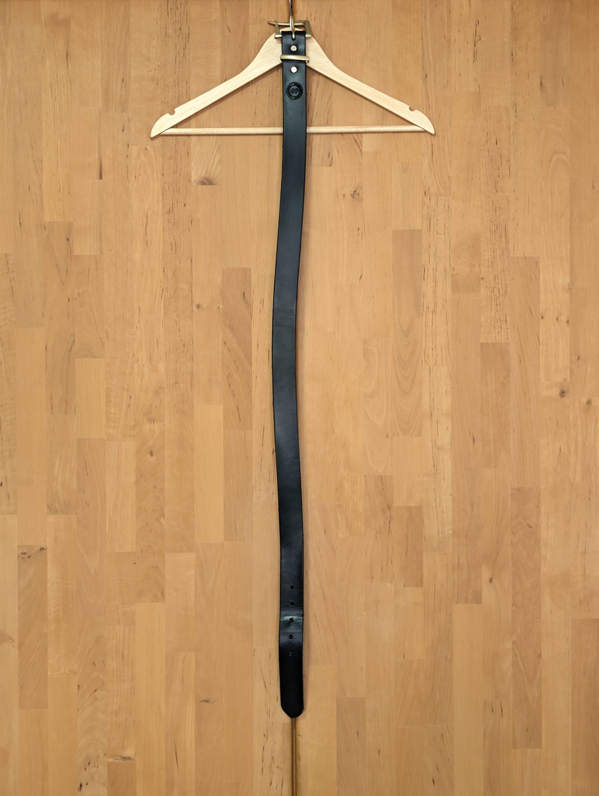 Photo by Rieslingspaschteit on October 31, 2025 of the Palsjö Sweden Fireman's Quick Release Leather Belt Black in Tärnsjö Garveri 10 oz. vegetable-tanned leather.