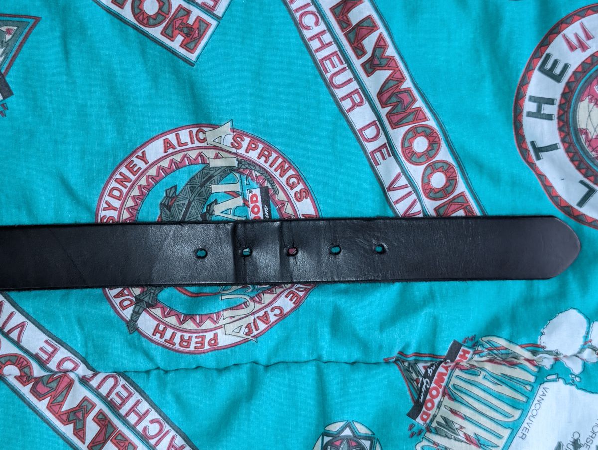 Photo by Rieslingspaschteit on January 1, 2026 of the Palsjö Sweden Fireman's Quick Release Leather Belt Black in Tärnsjö Garveri 10 oz. vegetable-tanned leather.