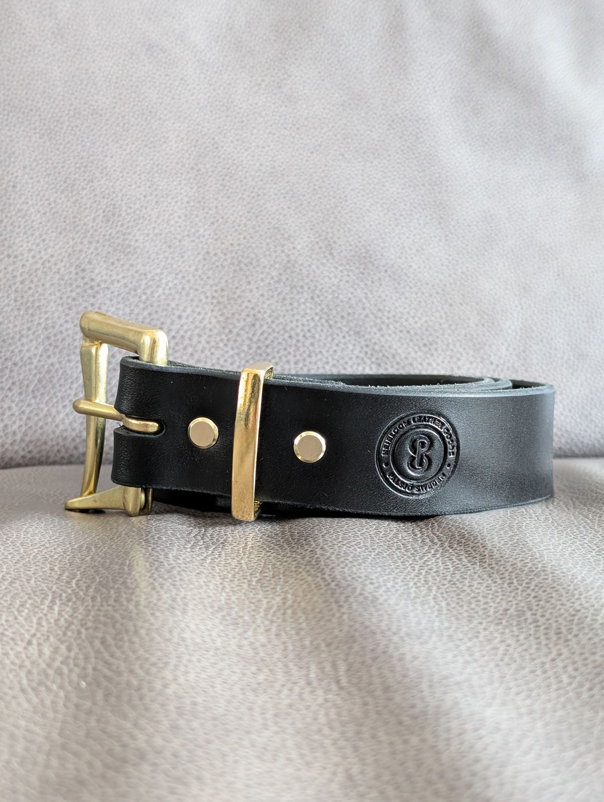 Photo by Rieslingspaschteit on September 16, 2025 of the Palsjö Sweden Fireman's Quick Release Leather Belt Black in Tärnsjö Garveri 10 oz. vegetable-tanned leather.
