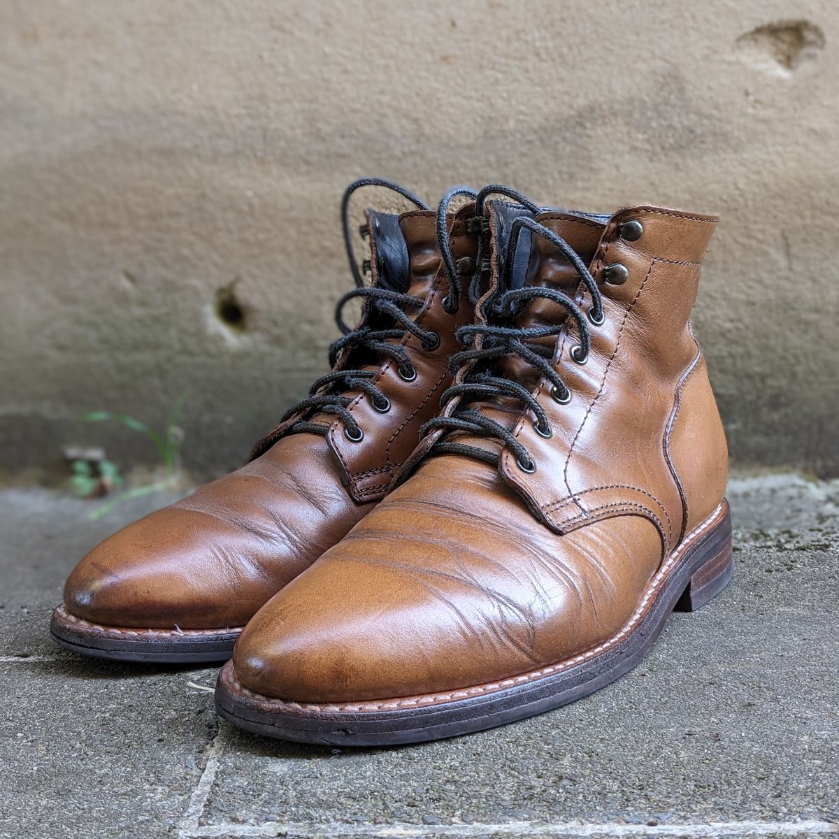 Photo by Rieslingspaschteit on September 7, 2023 of the Thursday President in Horween Natural Chromexcel.