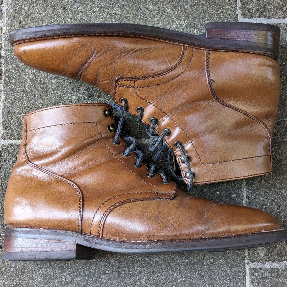 Photo by Rieslingspaschteit on September 7, 2023 of the Thursday President in Horween Natural Chromexcel.