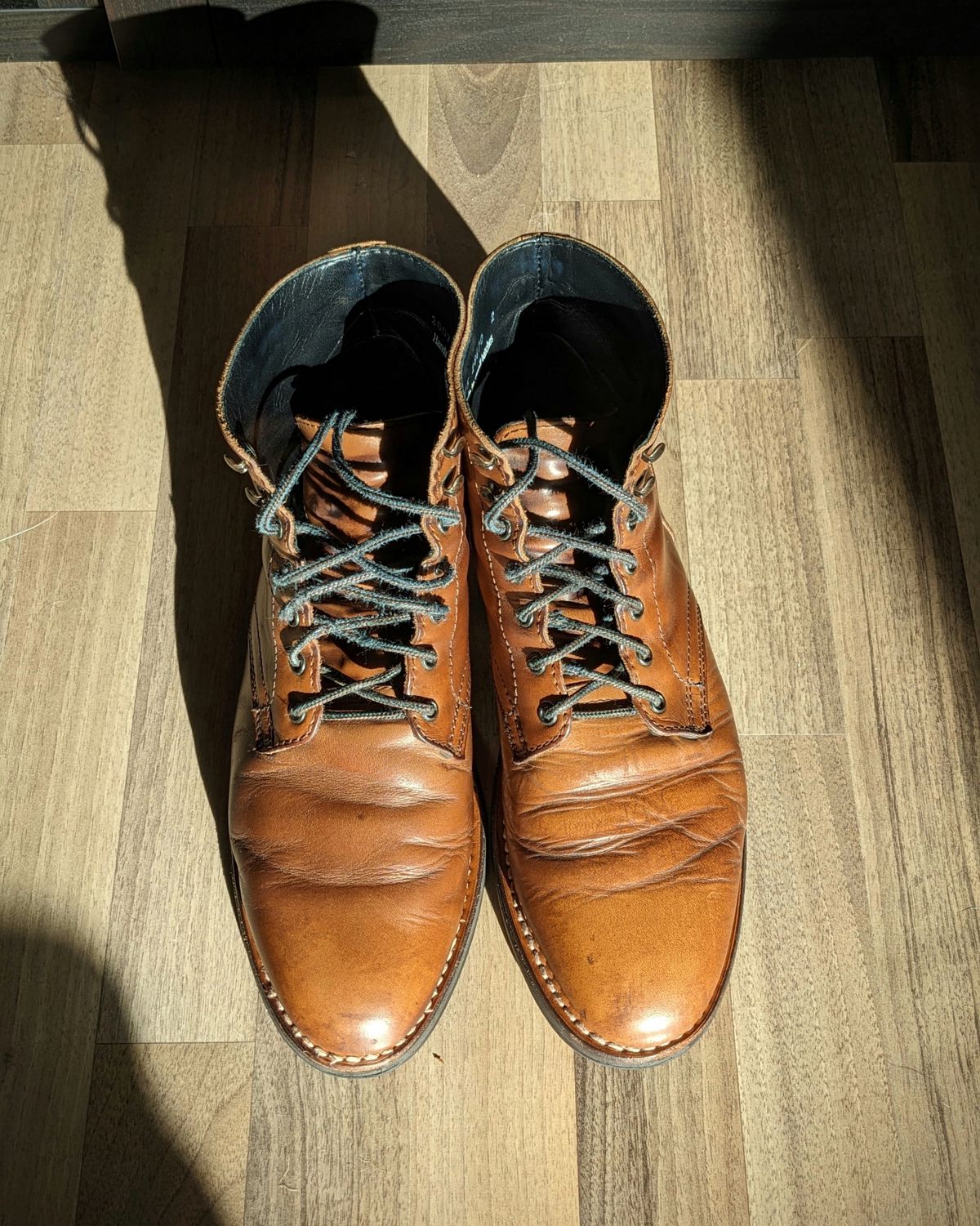 Photo by Rieslingspaschteit on November 19, 2023 of the Thursday President in Horween Natural Chromexcel.