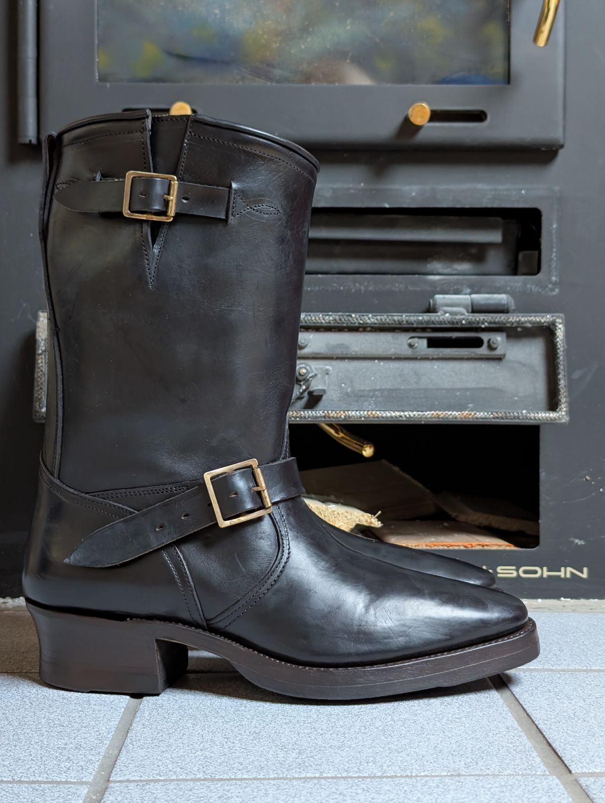 Photo by Rieslingspaschteit on September 6, 2025 of the Bright Shoemakers Vulture (Extraordinaire) in Horween Black Chromexcel.