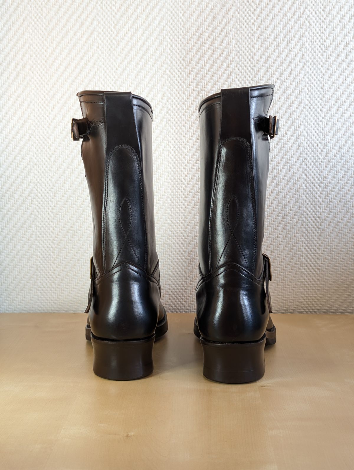 Photo by Rieslingspaschteit on September 28, 2025 of the Bright Shoemakers Vulture (Extraordinaire) in Horween Black Chromexcel.