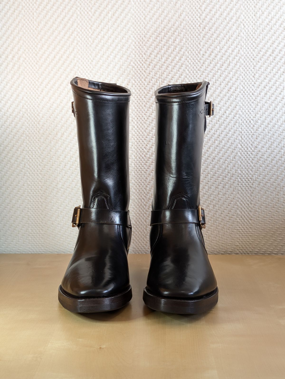 Photo by Rieslingspaschteit on September 28, 2025 of the Bright Shoemakers Vulture (Extraordinaire) in Horween Black Chromexcel.