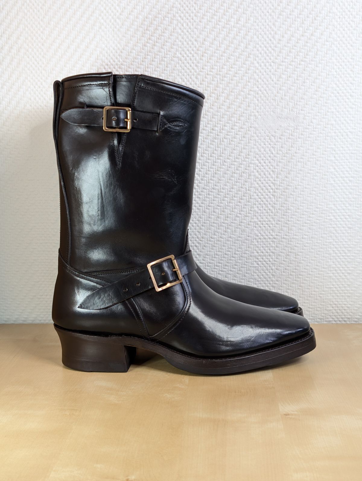 Photo by Rieslingspaschteit on September 28, 2025 of the Bright Shoemakers Vulture (Extraordinaire) in Horween Black Chromexcel.