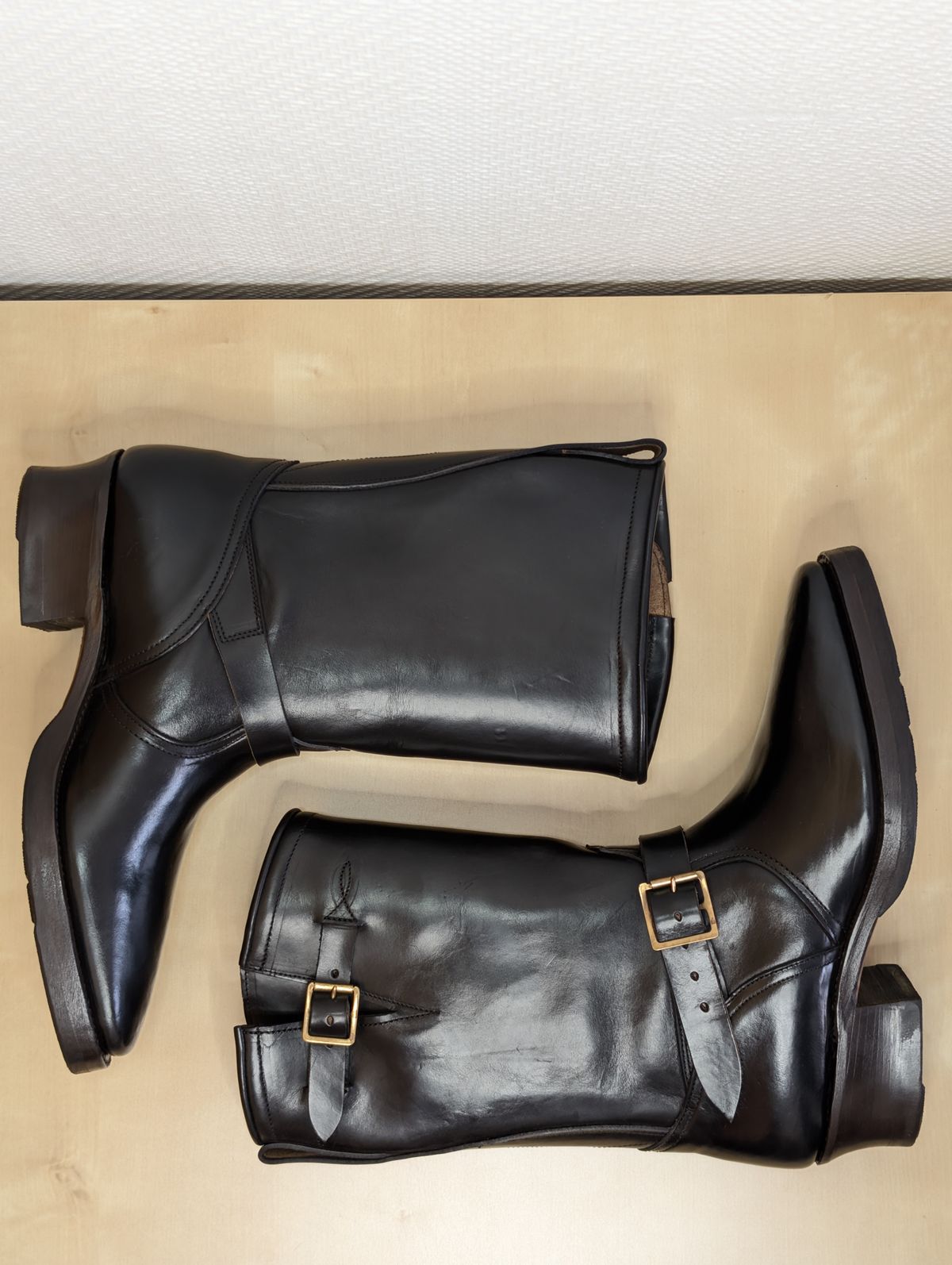 Photo by Rieslingspaschteit on September 28, 2025 of the Bright Shoemakers Vulture (Extraordinaire) in Horween Black Chromexcel.