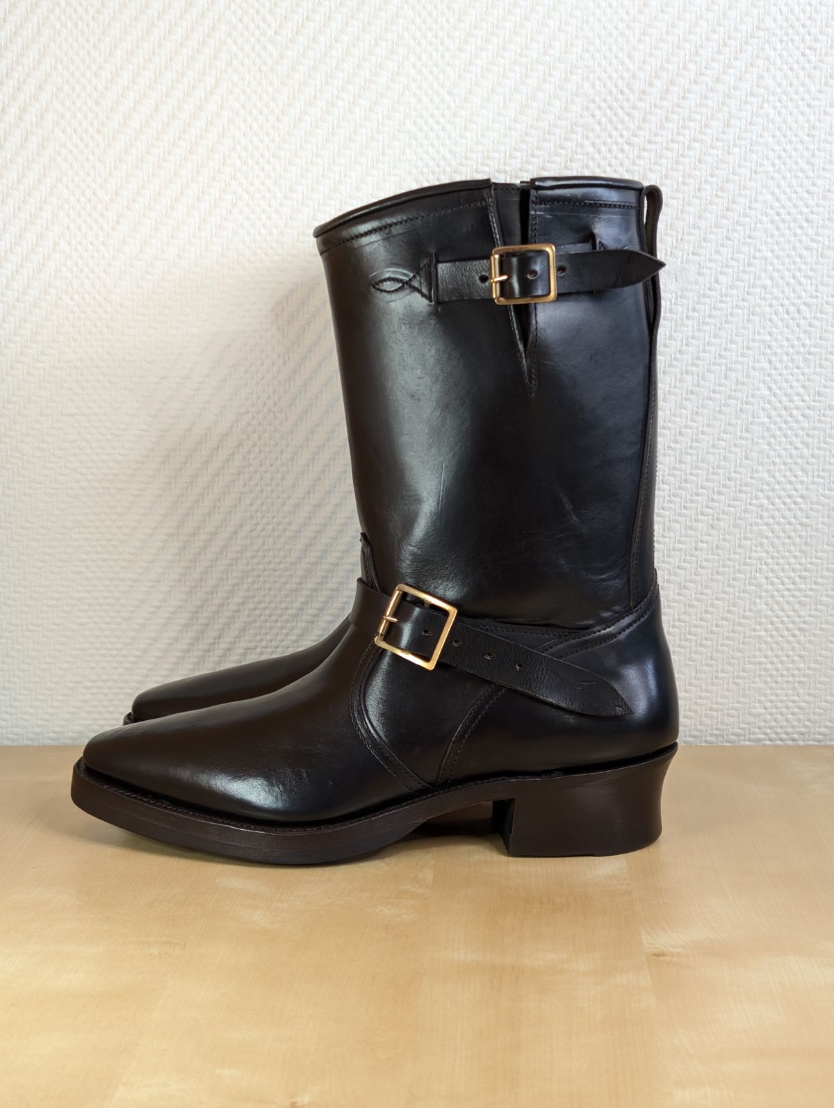 Photo by Rieslingspaschteit on September 28, 2025 of the Bright Shoemakers Vulture (Extraordinaire) in Horween Black Chromexcel.