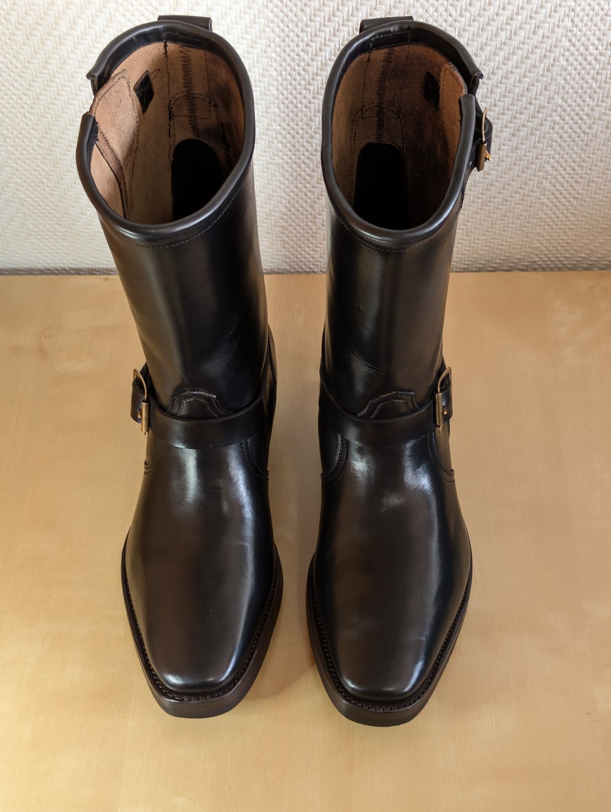 Photo by Rieslingspaschteit on September 28, 2025 of the Bright Shoemakers Vulture (Extraordinaire) in Horween Black Chromexcel.