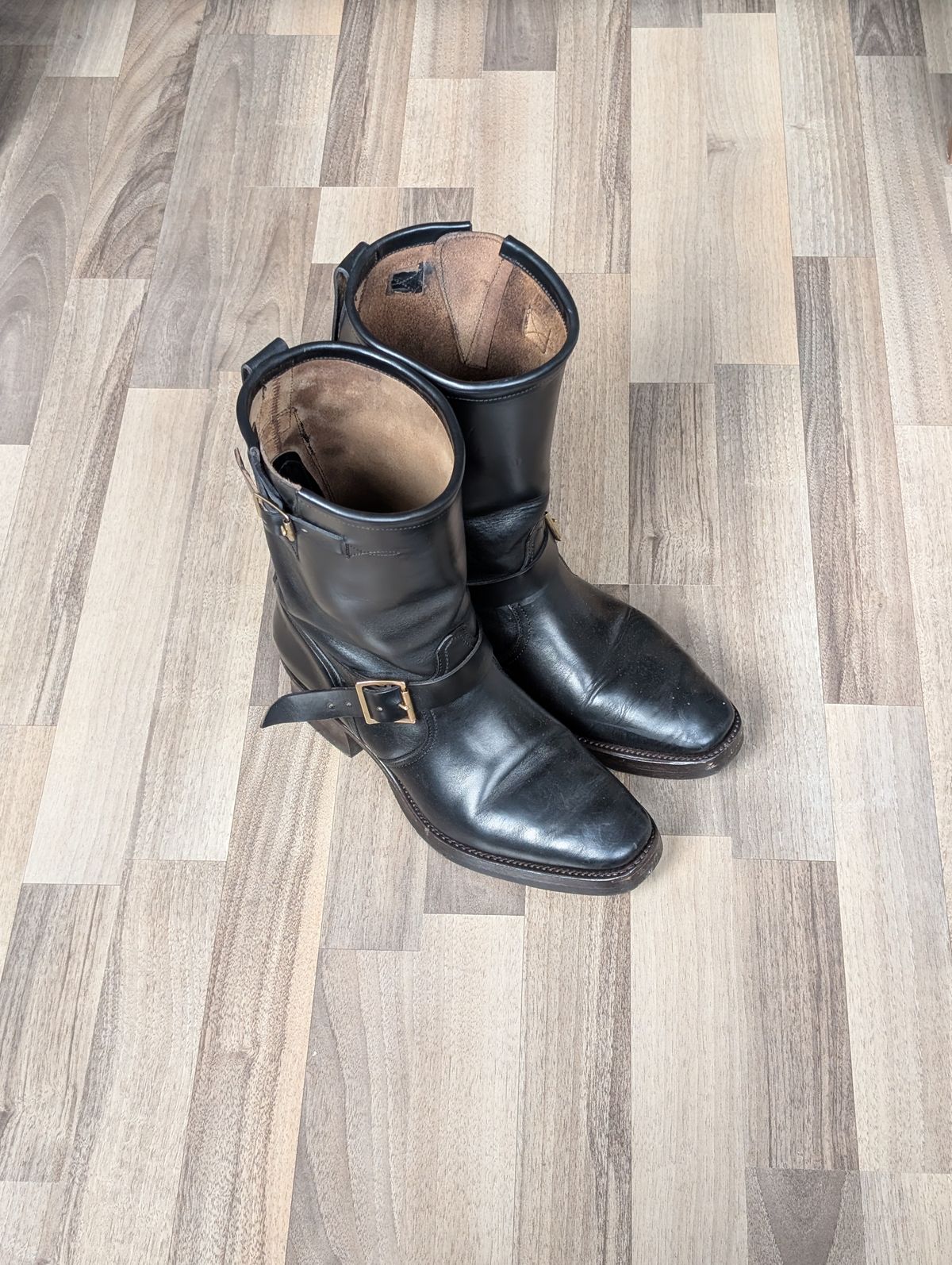 Photo by Rieslingspaschteit on October 29, 2025 of the Bright Shoemakers Vulture (Extraordinaire) in Horween Black Chromexcel.