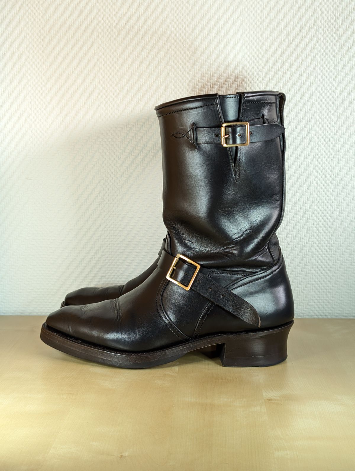 Photo by Rieslingspaschteit on October 31, 2025 of the Bright Shoemakers Vulture (Extraordinaire) in Horween Black Chromexcel.