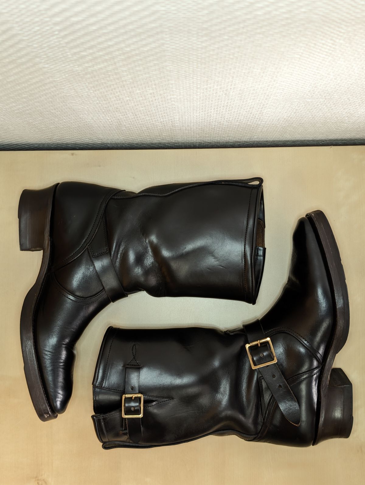 Photo by Rieslingspaschteit on October 31, 2025 of the Bright Shoemakers Vulture (Extraordinaire) in Horween Black Chromexcel.