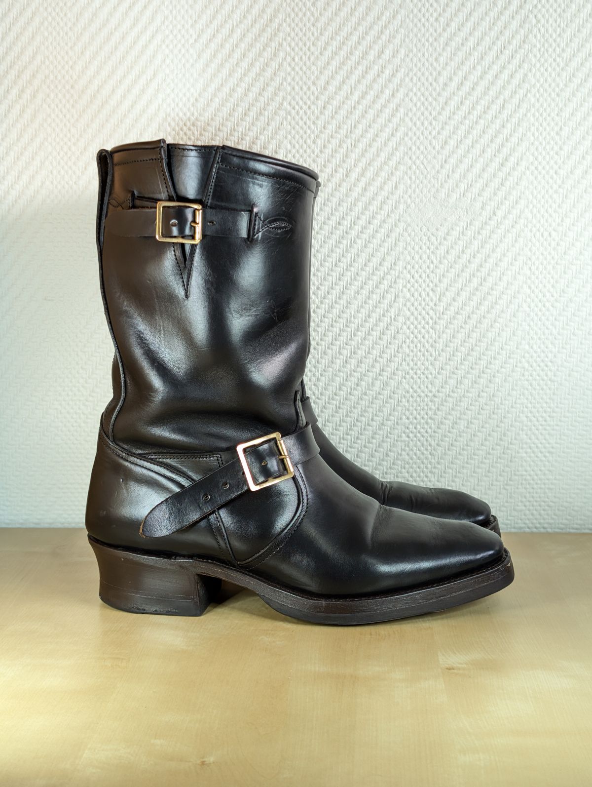 Photo by Rieslingspaschteit on October 31, 2025 of the Bright Shoemakers Vulture (Extraordinaire) in Horween Black Chromexcel.