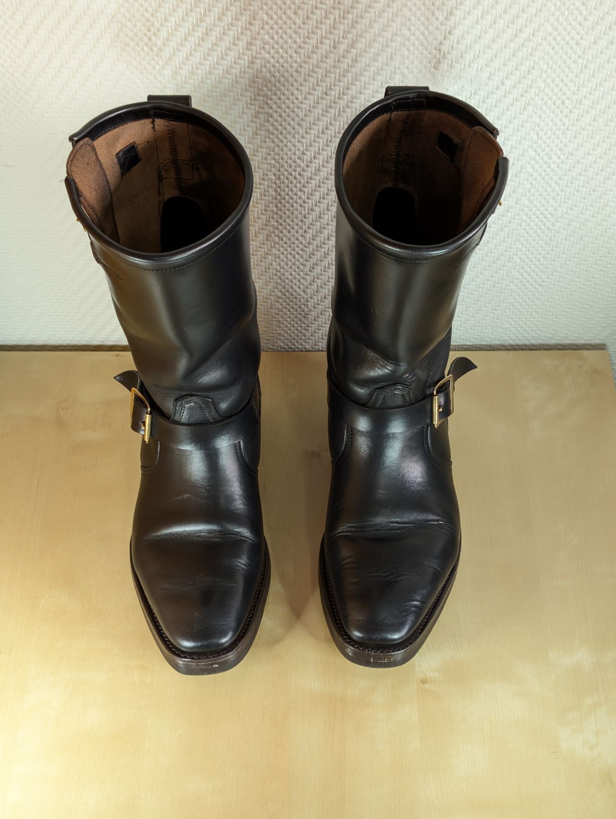 Photo by Rieslingspaschteit on October 31, 2025 of the Bright Shoemakers Vulture (Extraordinaire) in Horween Black Chromexcel.