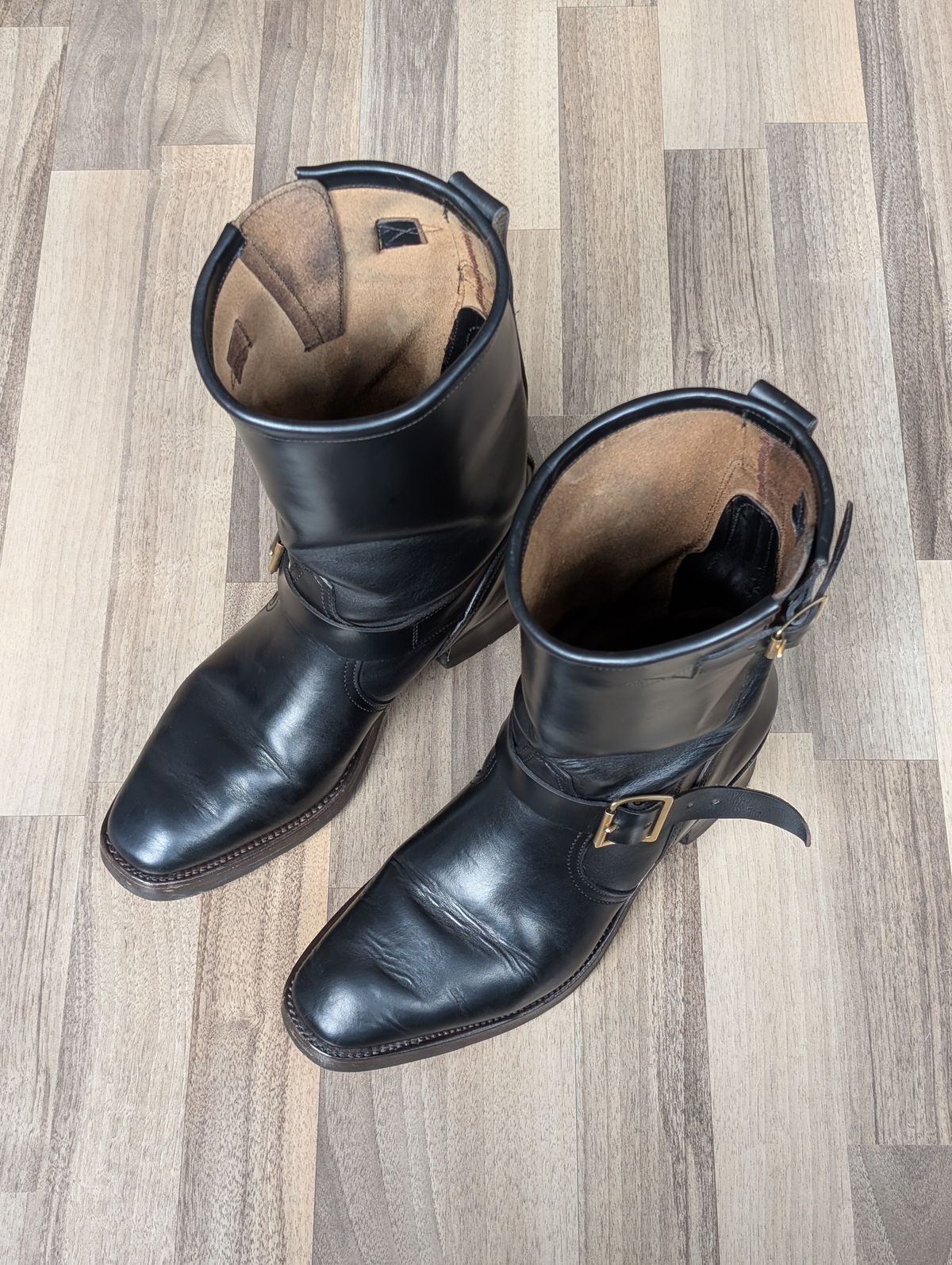 Photo by Rieslingspaschteit on November 16, 2025 of the Bright Shoemakers Vulture (Extraordinaire) in Horween Black Chromexcel.