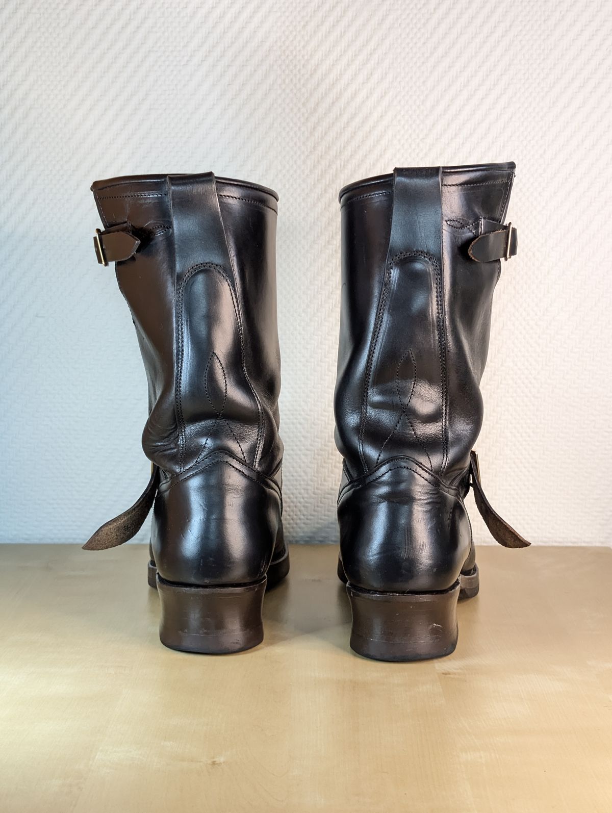 Photo by Rieslingspaschteit on November 29, 2025 of the Bright Shoemakers Vulture (Extraordinaire) in Horween Black Chromexcel.