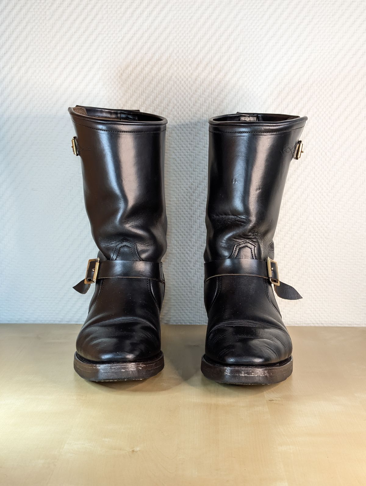 Photo by Rieslingspaschteit on November 29, 2025 of the Bright Shoemakers Vulture (Extraordinaire) in Horween Black Chromexcel.