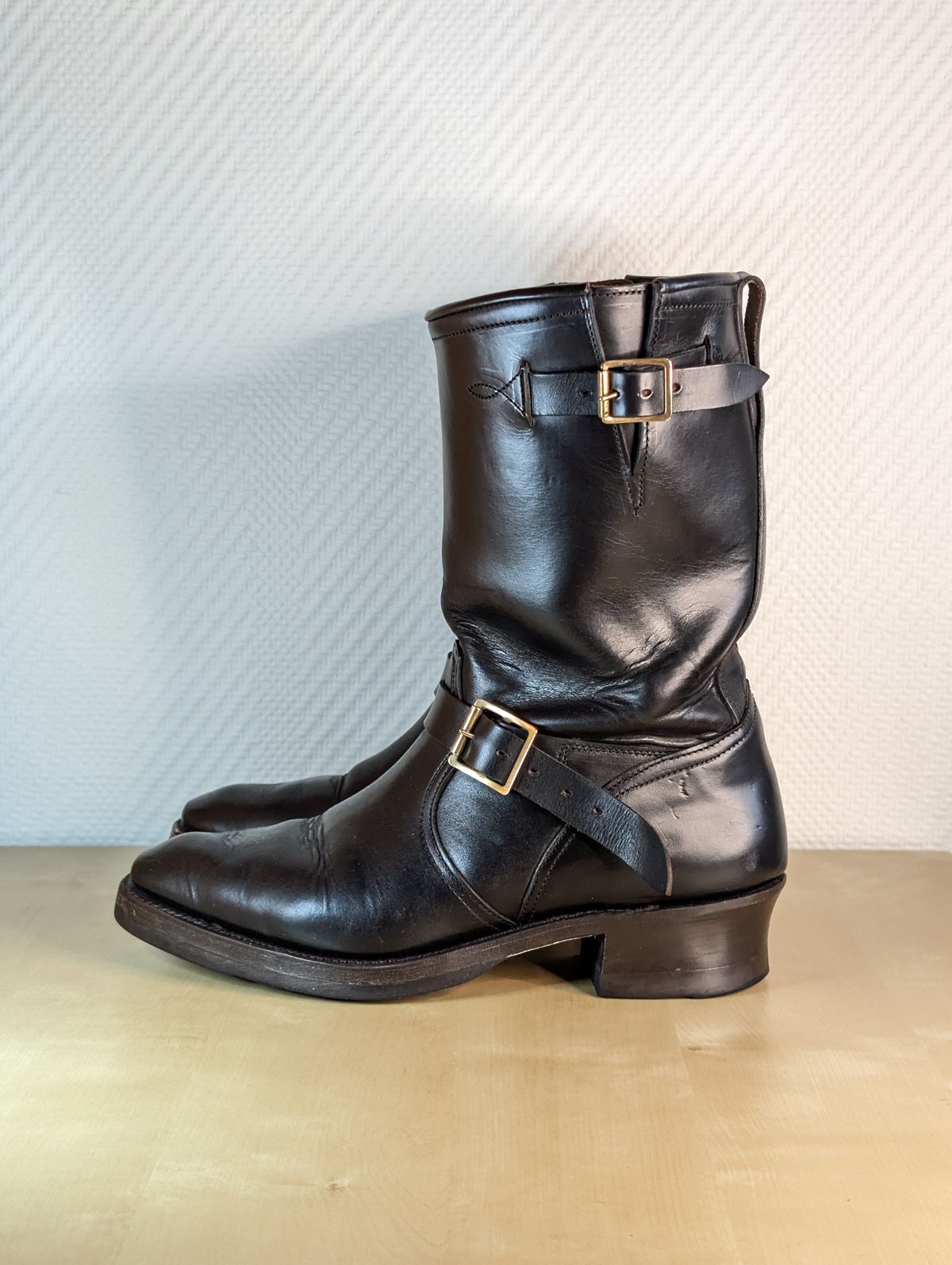 Photo by Rieslingspaschteit on November 29, 2025 of the Bright Shoemakers Vulture (Extraordinaire) in Horween Black Chromexcel.