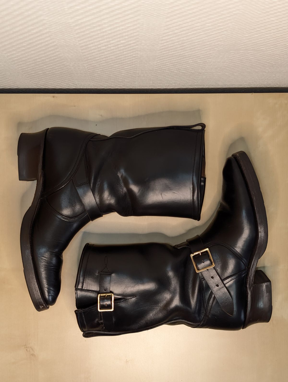 Photo by Rieslingspaschteit on November 29, 2025 of the Bright Shoemakers Vulture (Extraordinaire) in Horween Black Chromexcel.