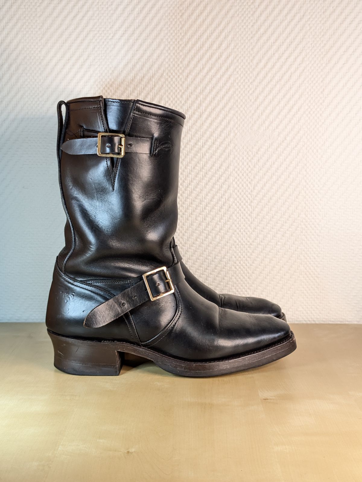 Photo by Rieslingspaschteit on November 29, 2025 of the Bright Shoemakers Vulture (Extraordinaire) in Horween Black Chromexcel.