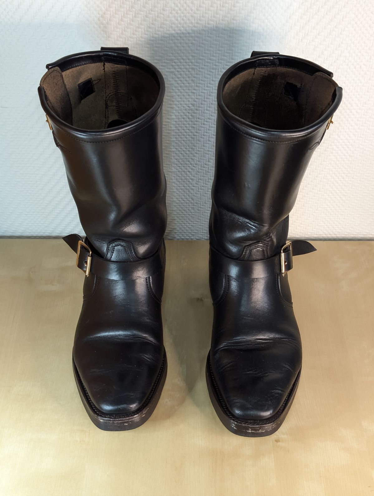 Photo by Rieslingspaschteit on November 29, 2025 of the Bright Shoemakers Vulture (Extraordinaire) in Horween Black Chromexcel.