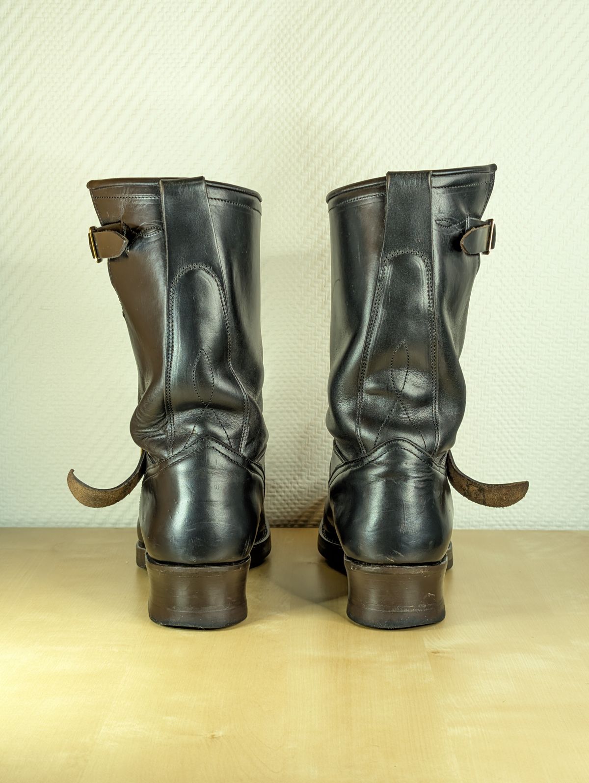 Photo by Rieslingspaschteit on January 1, 2026 of the Bright Shoemakers Vulture (Extraordinaire) in Horween Black Chromexcel.