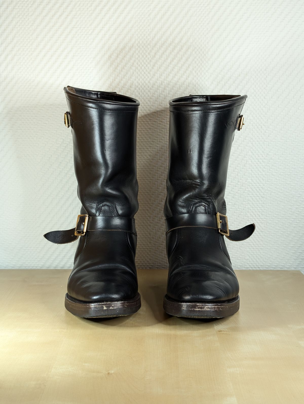 Photo by Rieslingspaschteit on January 1, 2026 of the Bright Shoemakers Vulture (Extraordinaire) in Horween Black Chromexcel.