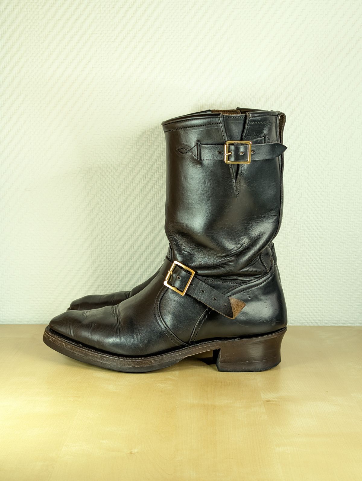 Photo by Rieslingspaschteit on January 1, 2026 of the Bright Shoemakers Vulture (Extraordinaire) in Horween Black Chromexcel.