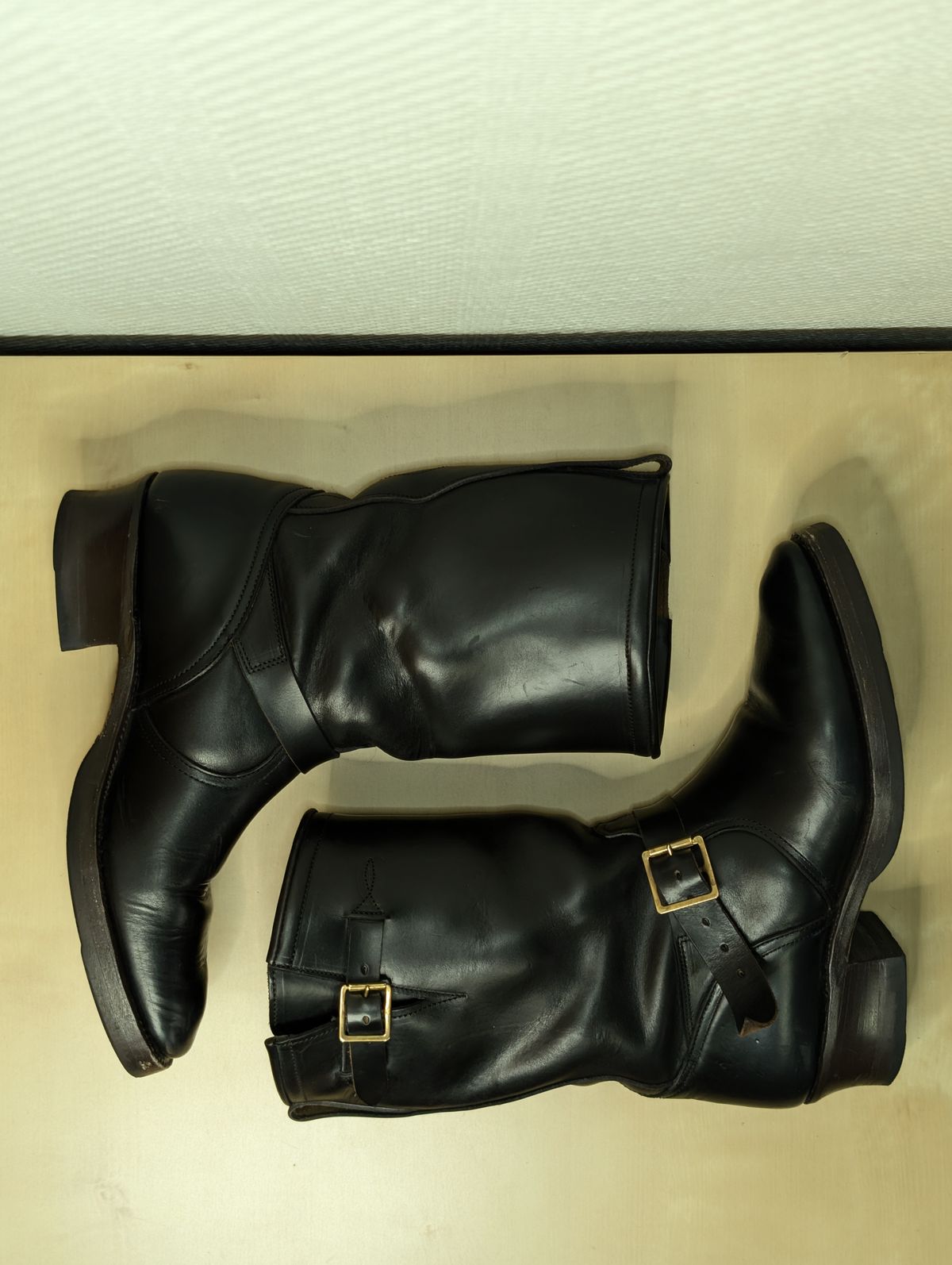 Photo by Rieslingspaschteit on January 1, 2026 of the Bright Shoemakers Vulture (Extraordinaire) in Horween Black Chromexcel.