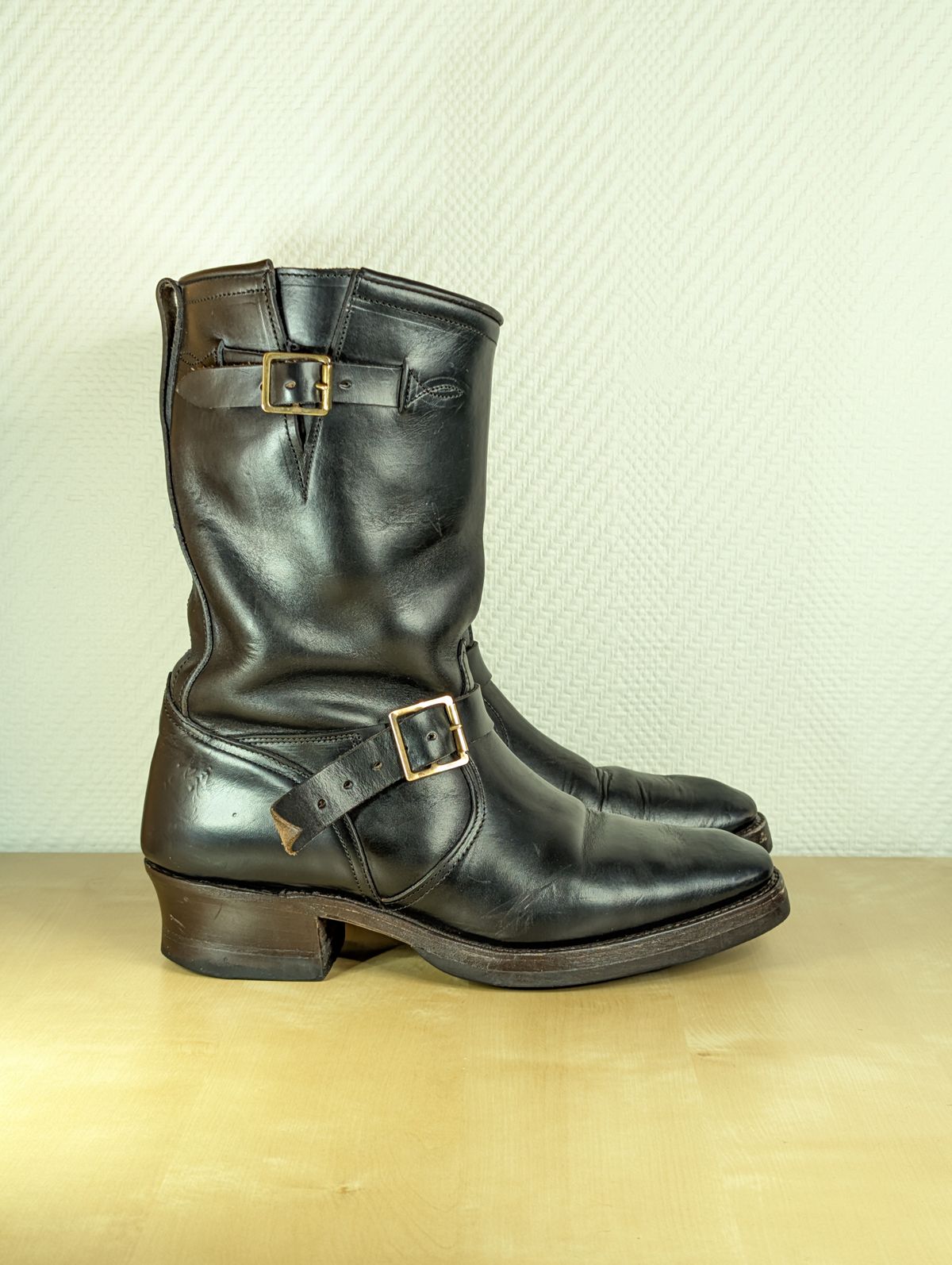 Photo by Rieslingspaschteit on January 1, 2026 of the Bright Shoemakers Vulture (Extraordinaire) in Horween Black Chromexcel.