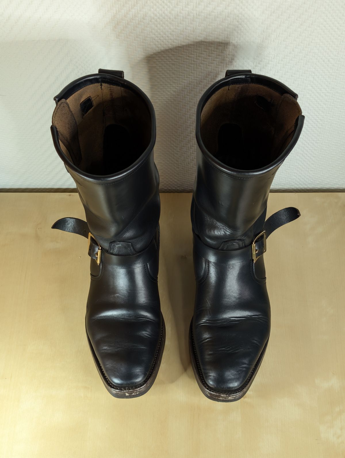 Photo by Rieslingspaschteit on January 1, 2026 of the Bright Shoemakers Vulture (Extraordinaire) in Horween Black Chromexcel.