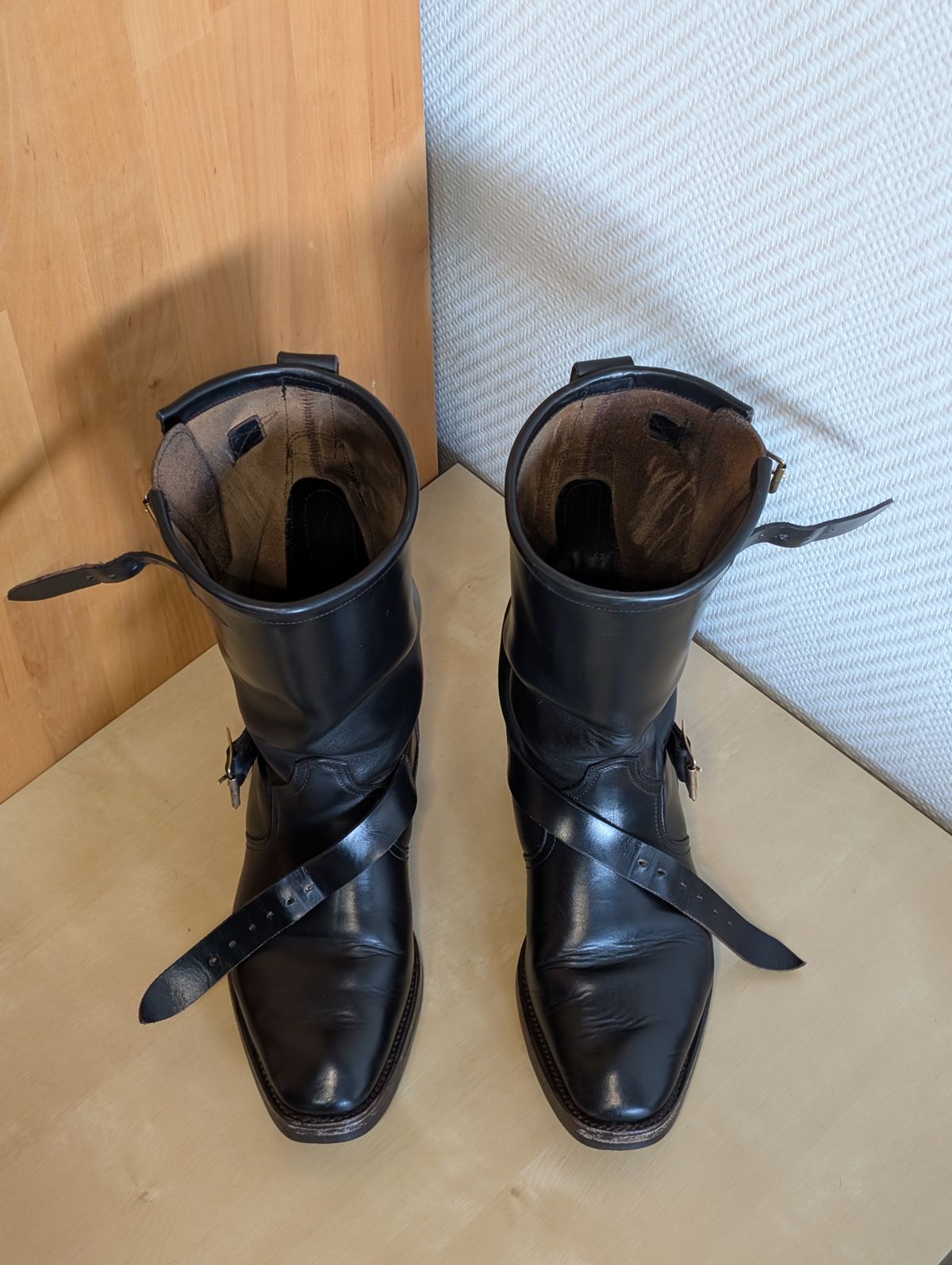 Photo by Rieslingspaschteit on January 17, 2026 of the Bright Shoemakers Vulture (Extraordinaire) in Horween Black Chromexcel.