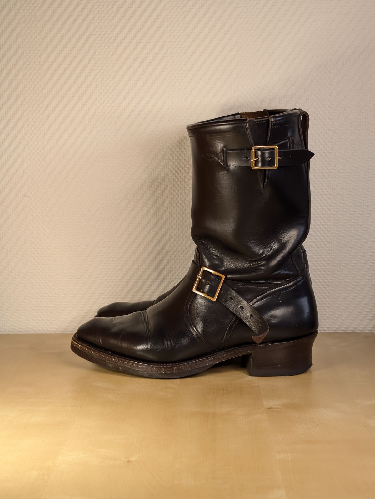 Photo by Rieslingspaschteit on January 31, 2026 of the Bright Shoemakers Vulture (Extraordinaire) in Horween Black Chromexcel.