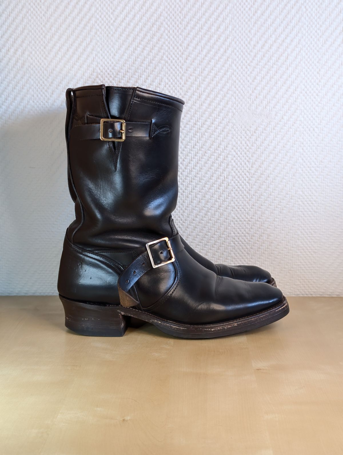 Photo by Rieslingspaschteit on April 1, 2026 of the Bright Shoemakers Vulture (Extraordinaire) in Horween Black Chromexcel.