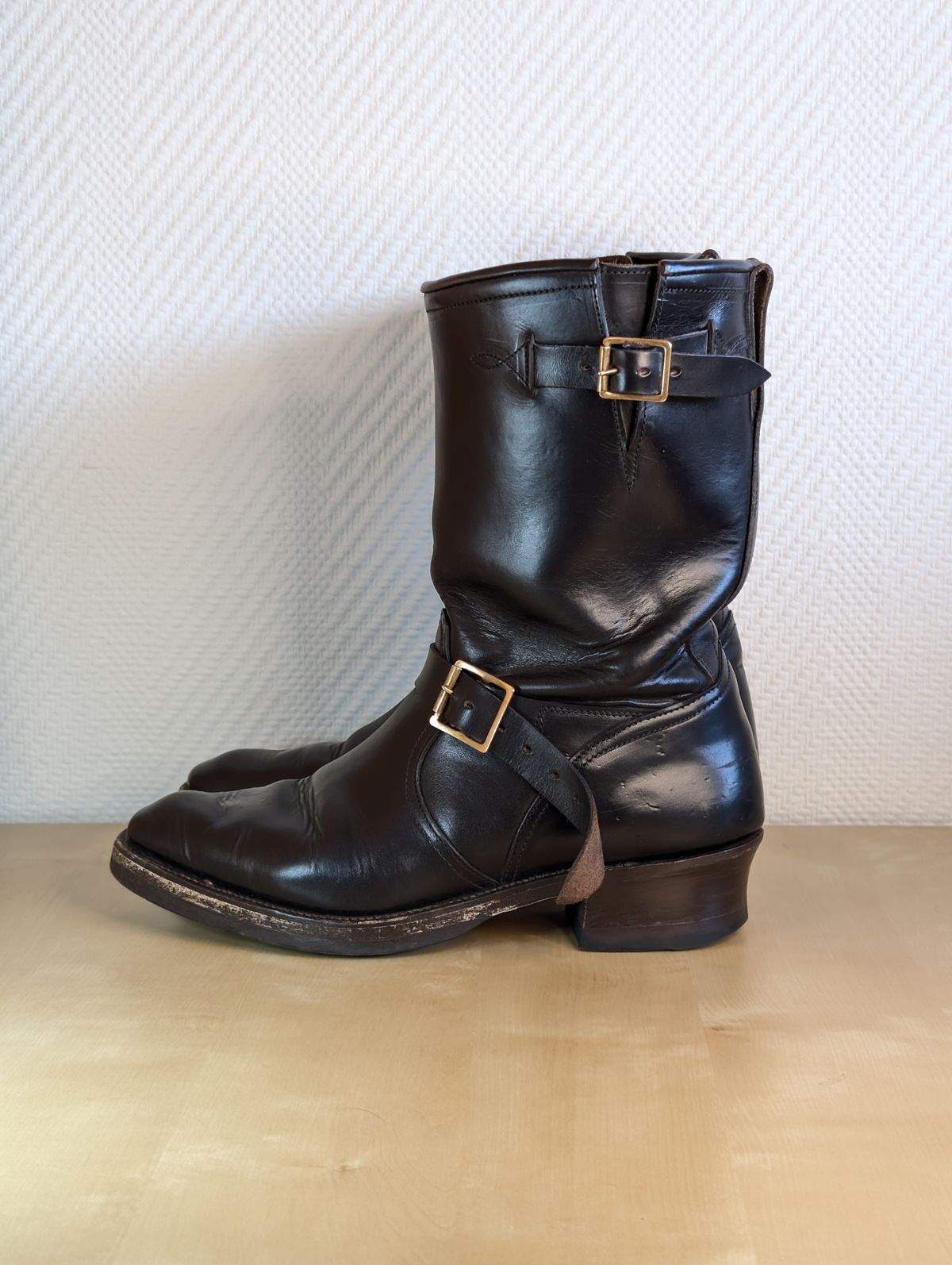 Photo by Rieslingspaschteit on April 1, 2026 of the Bright Shoemakers Vulture (Extraordinaire) in Horween Black Chromexcel.