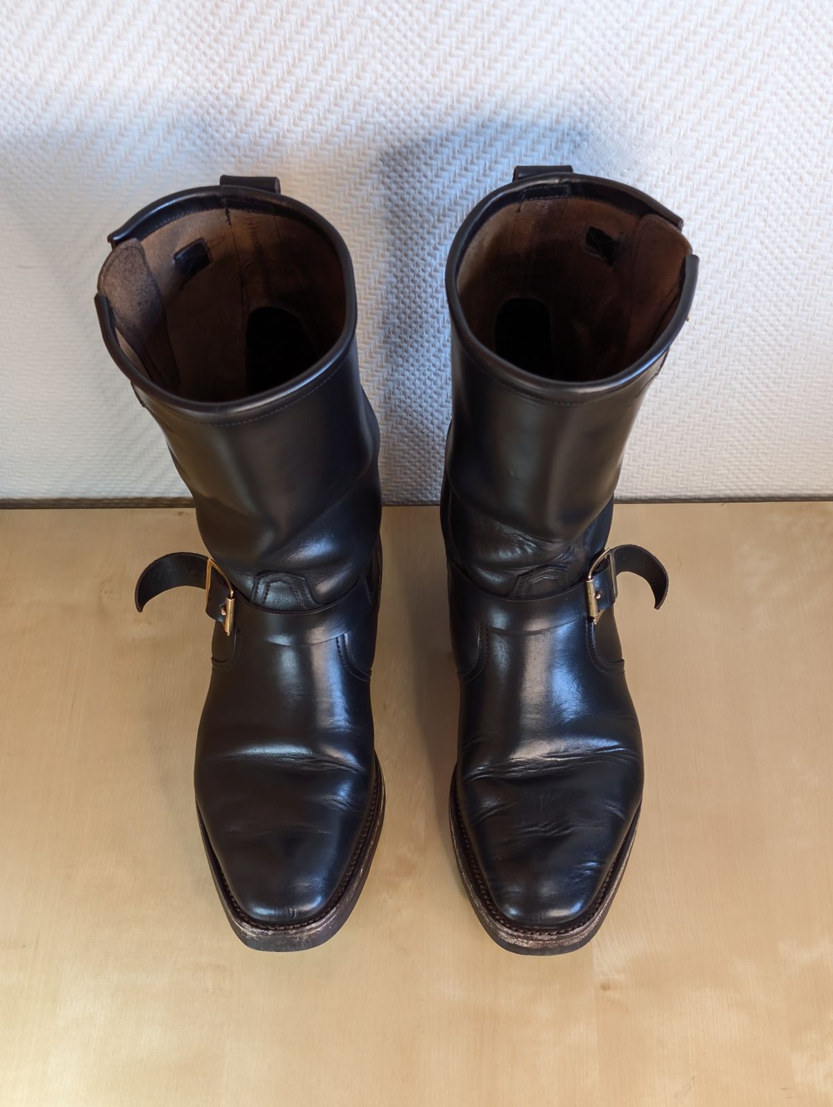 Photo by Rieslingspaschteit on April 1, 2026 of the Bright Shoemakers Vulture (Extraordinaire) in Horween Black Chromexcel.