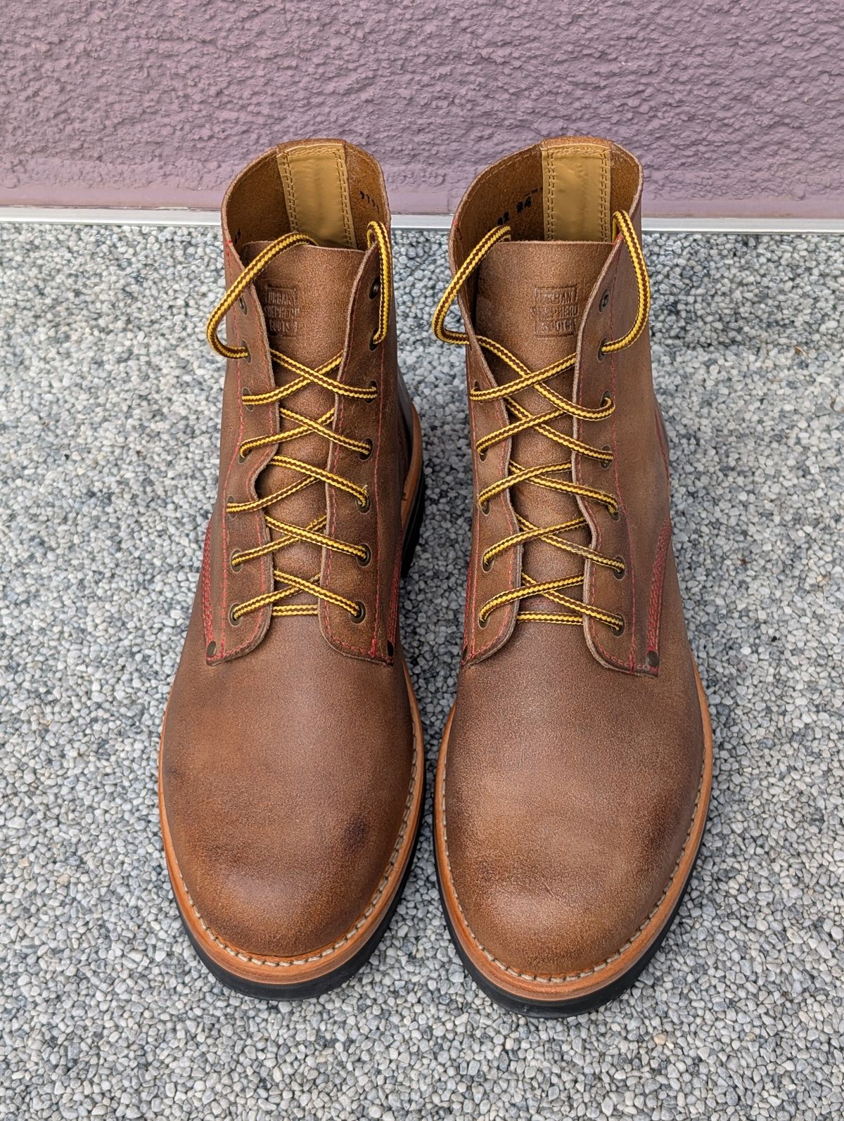 Photo by Rieslingspaschteit on May 22, 2025 of the Urban Shepherd Scout in Waxed Portugese Calfskin.